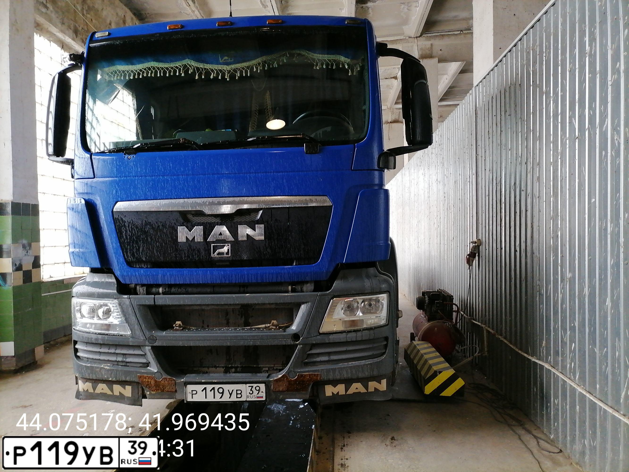 Фото автомобиля MAN TGS 26/33.XXX /6X4/, 2010 — госномер С001ОА43. Цвет: СИНИЙ