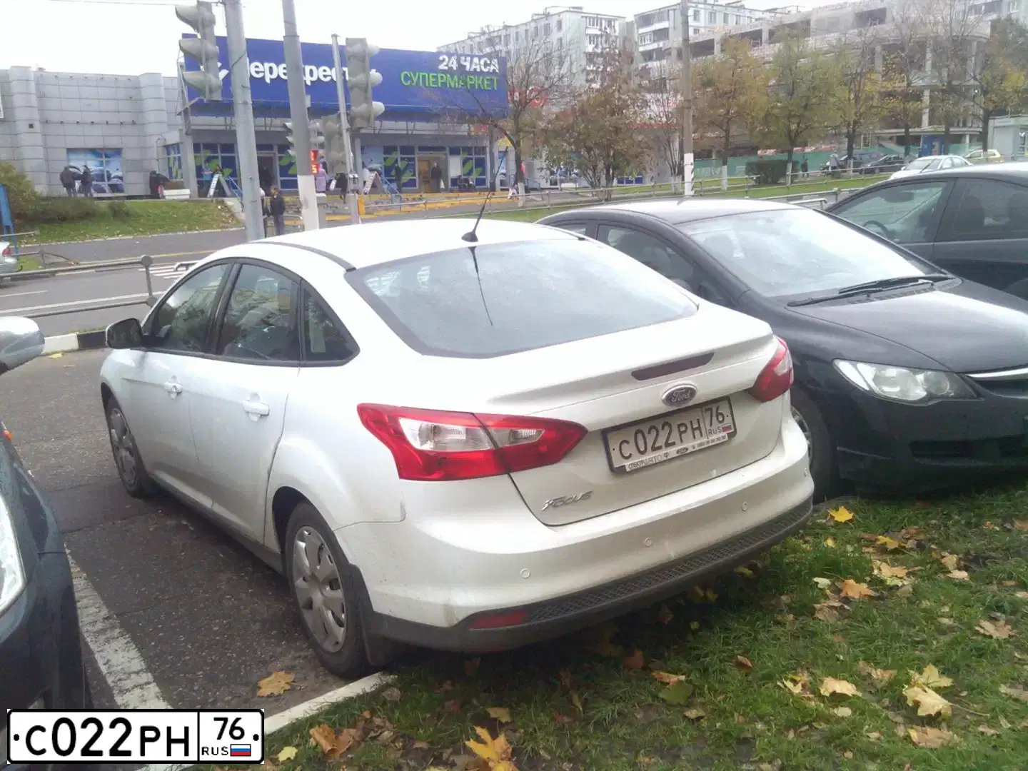 Фото автомобиля FORD D FOCUS, 2013 — госномер С022РН76. Цвет: Белый