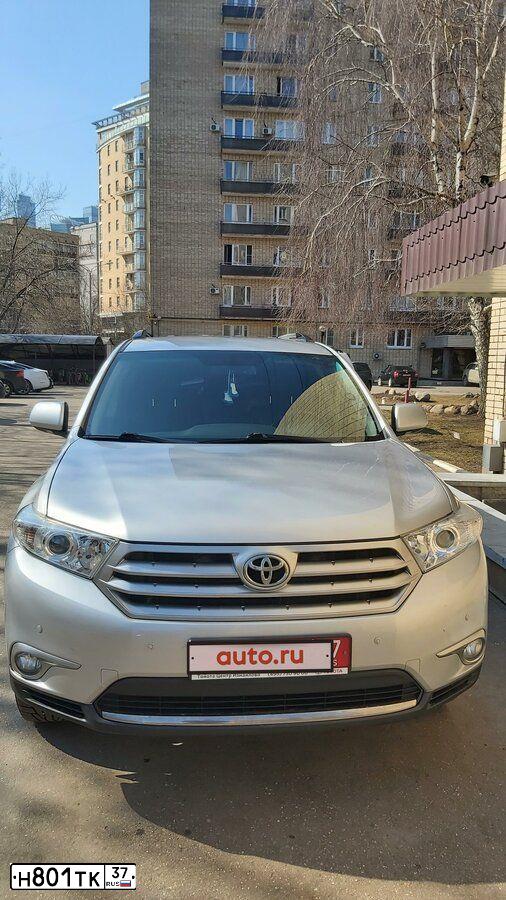 Фото автомобиля TOYOTA HIGHLANDER, 2012 — госномер С943КК799. Цвет: Серебристый