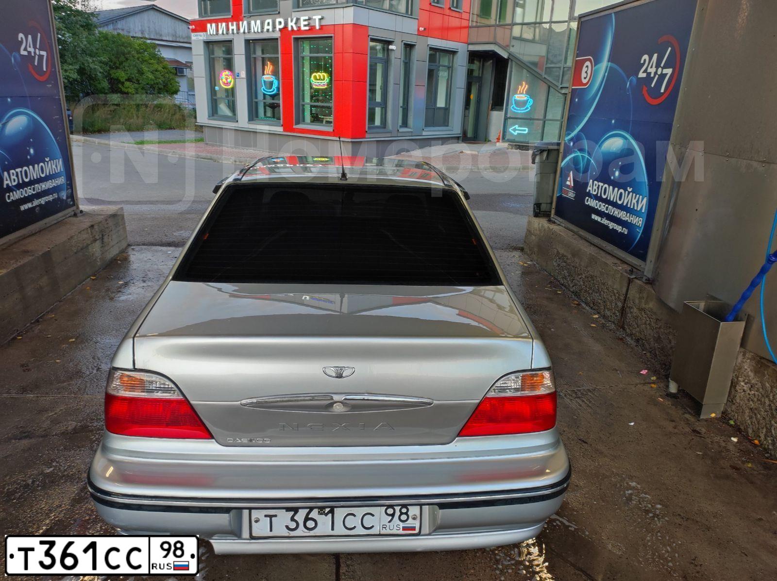 Фото автомобиля DAEWOO NEXIA, 2007 — госномер Т361СС98. Цвет: Серебристый
