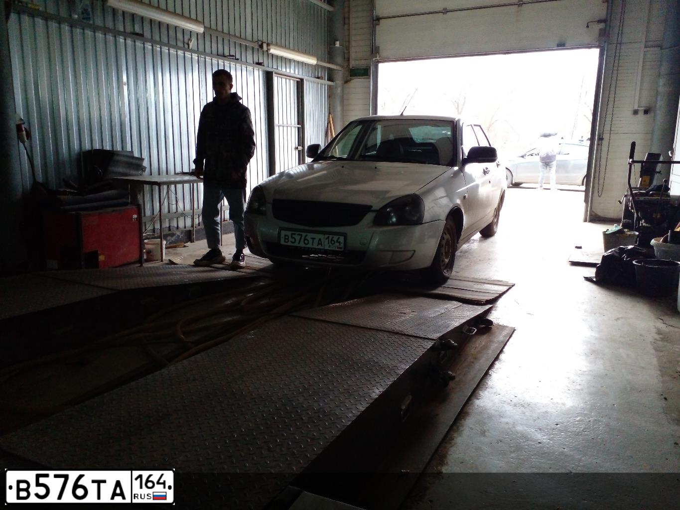 Фото автомобиля LADA 2172 PRIORA, 2011 — госномер В576ТА164. Цвет: СВЕТЛО-СЕРЕБРИСТЫЙ МЕТАЛЛ