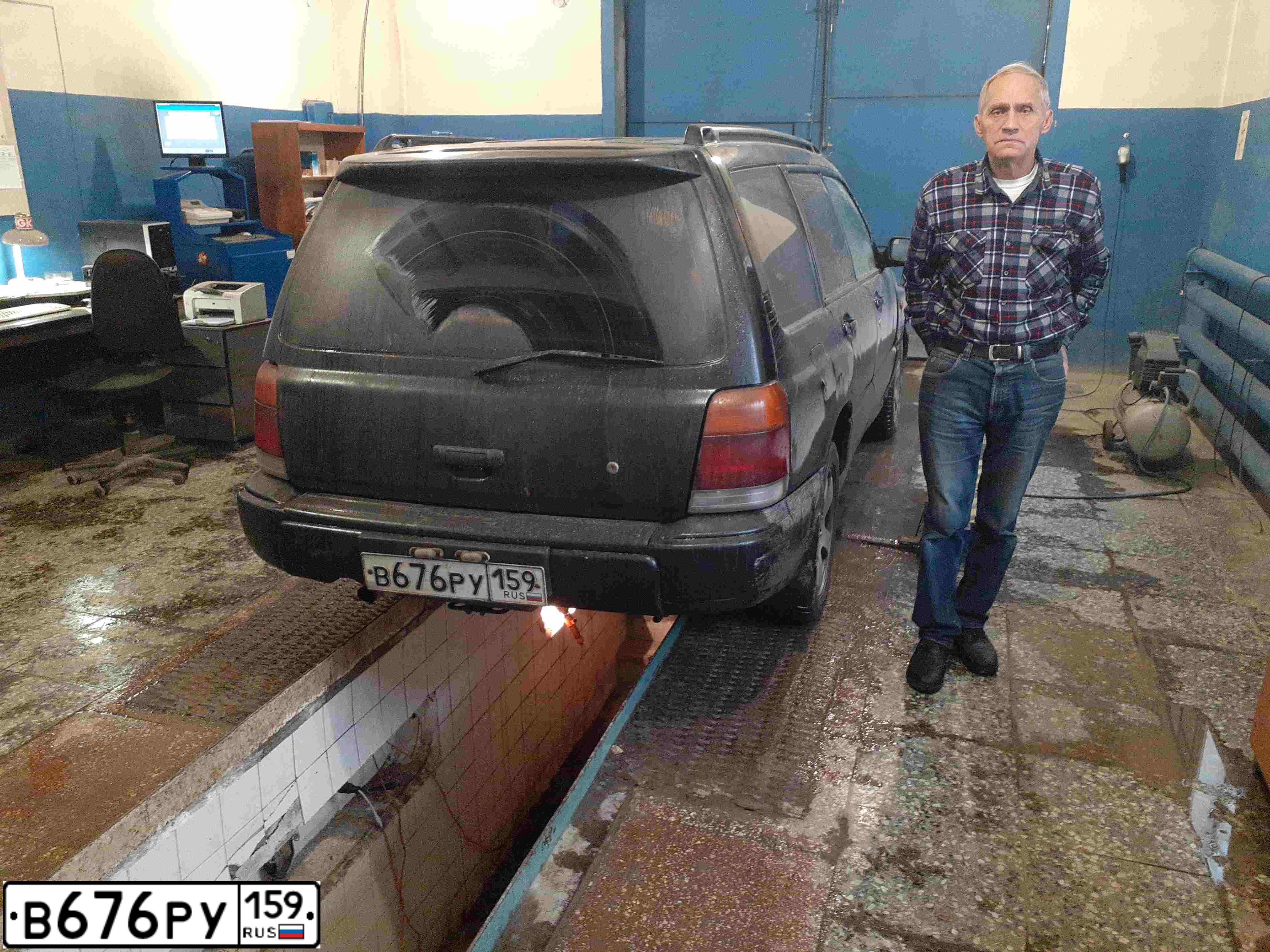 Фото автомобиля SUBARU FORESTER, 1999 — госномер Е285КУ774. Цвет: ЧЕРНЫЙ
