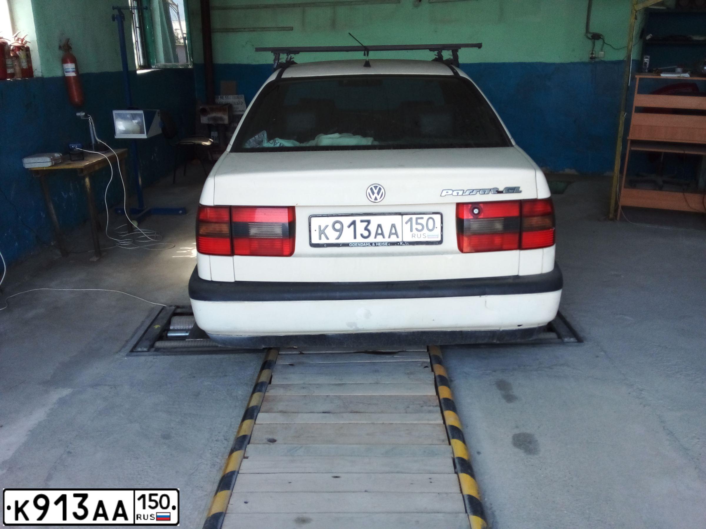 Фото автомобиля VOLKSWAGEN PASSAT, 1994 — госномер Н987ВА184. Цвет: Белый