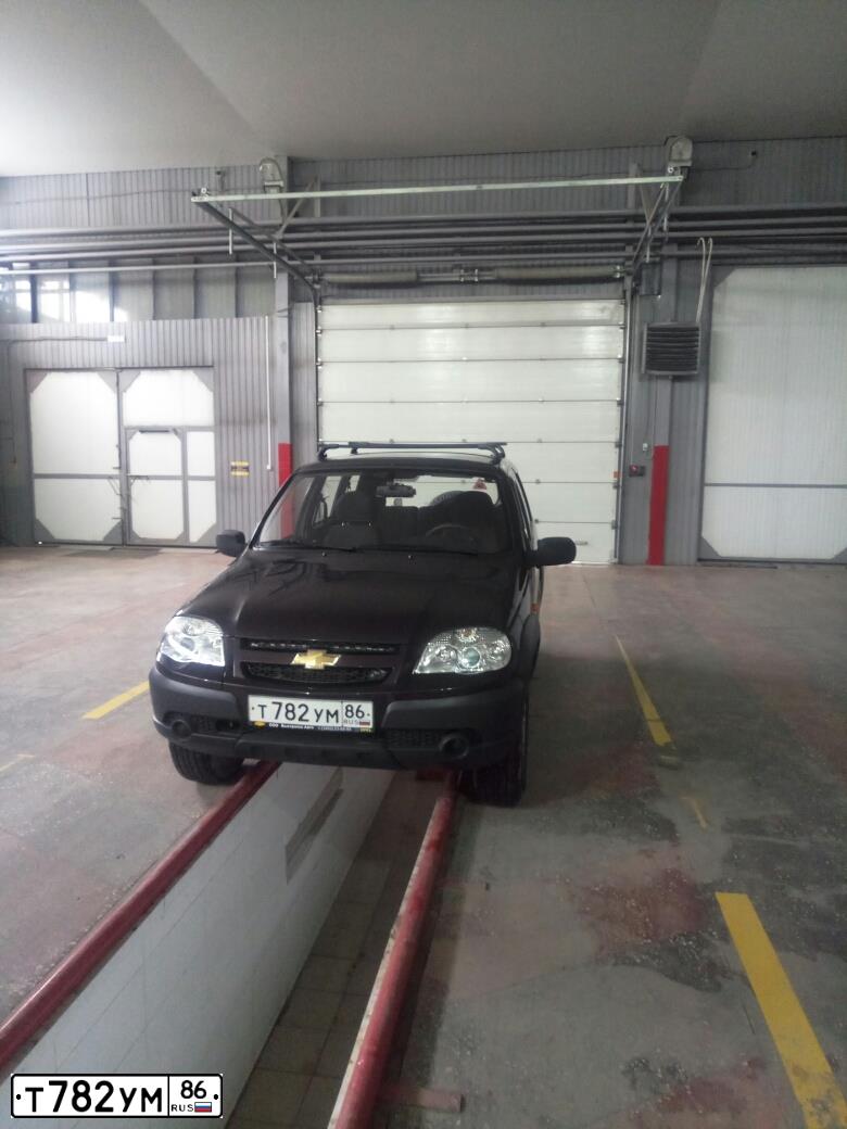 Фото автомобиля CHEVROLET NIVA, 2010 — госномер Т782УМ86. Цвет: Темно-коричневый металлик