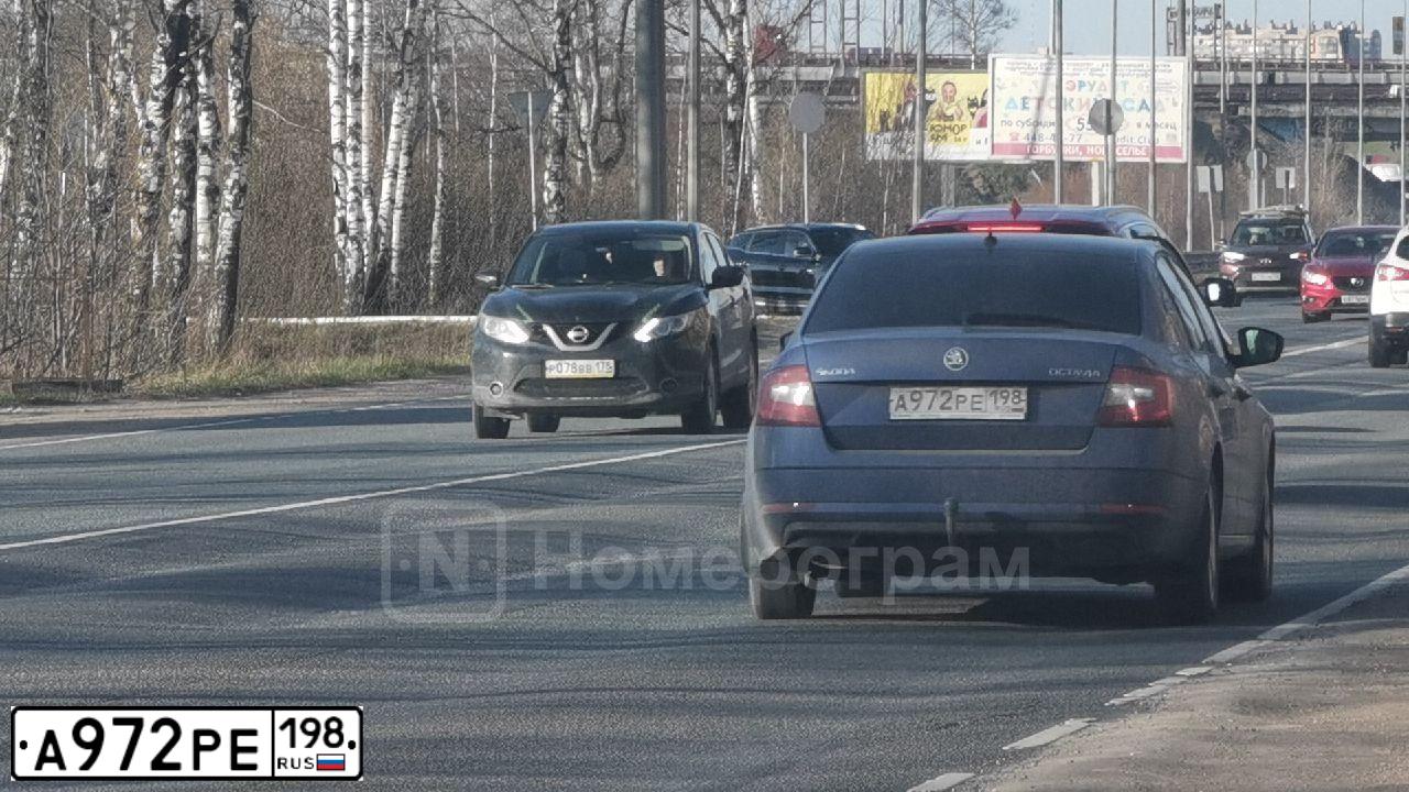 Фото автомобиля SKODA OCTAVIA, 2018 — госномер Е682ММ977. Цвет: ЯРКО-СИНИЙ