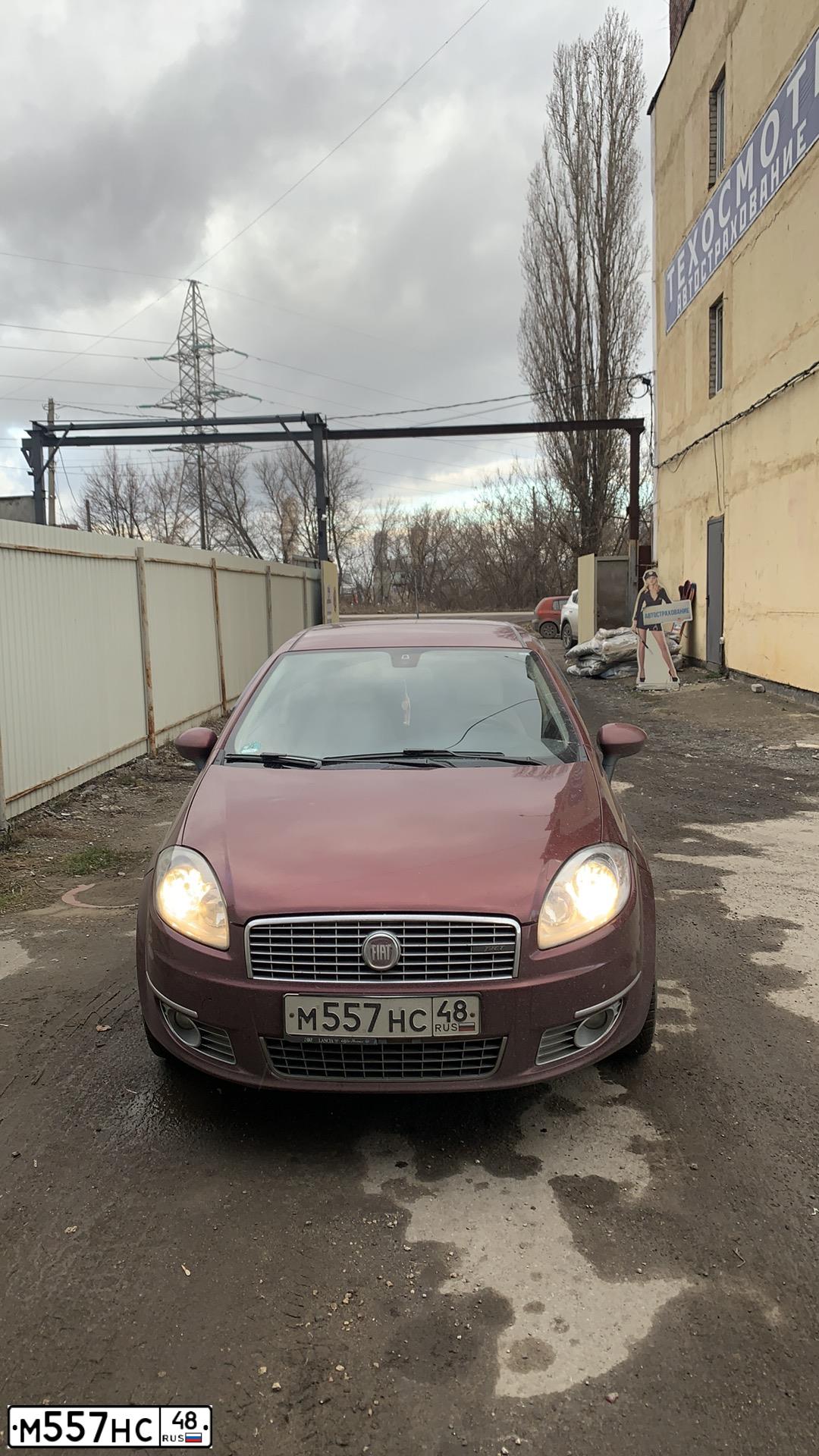Фото автомобиля FIAT LINEA, 2008 — госномер Х985ЕМ31. Цвет: БОРДОВЫЙ