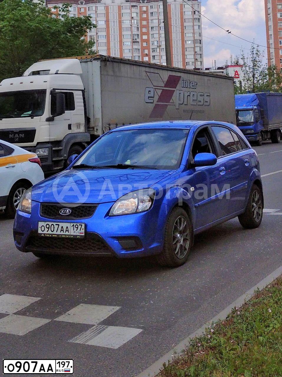 Фото автомобиля KIA RIO, 2010 — госномер О907АА197. Цвет: СИНИЙ