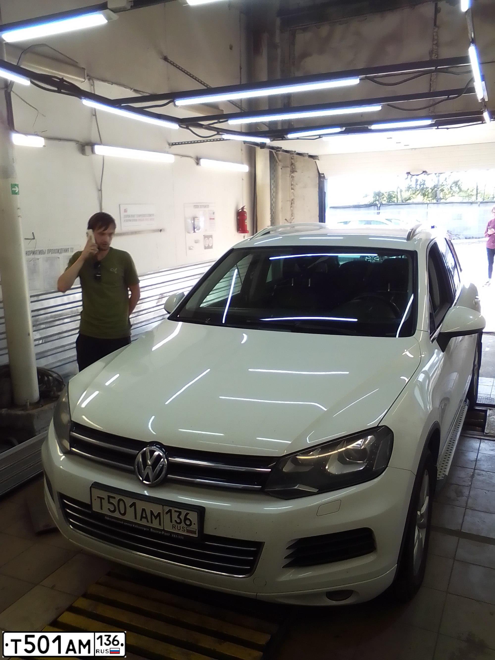 Фото автомобиля VOLKSWAGEN TOUAREG, 2014 — госномер В528АТ550. Цвет: Белый