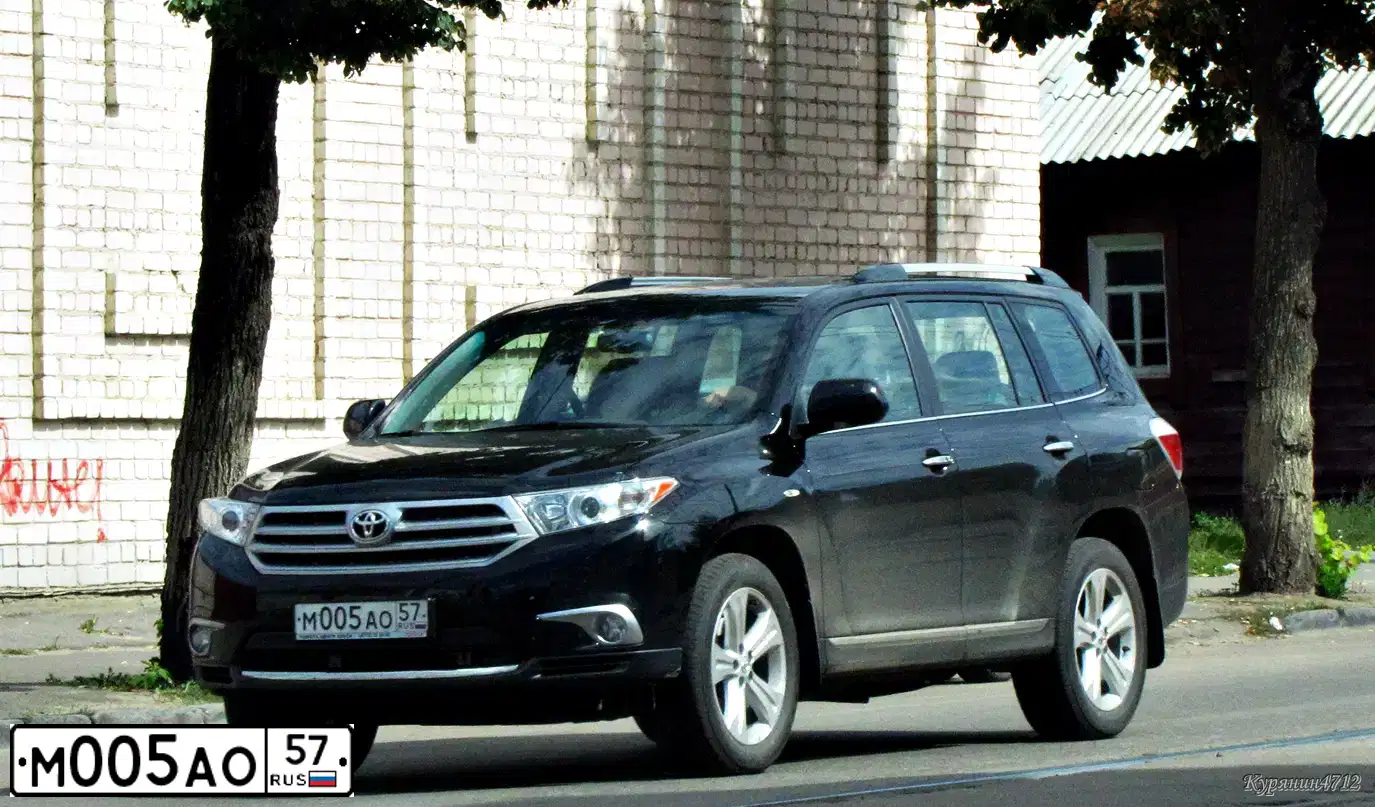 Фото автомобиля TOYOTA HIGHLANDER, 2012 — госномер М005АО57. Цвет: ЧЕРНЫЙ