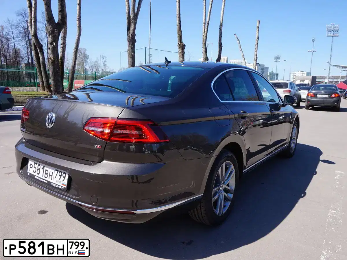 Фото автомобиля VOLKSWAGEN PASSAT, 2017 — госномер Р581ВН799. Цвет: Коричневый