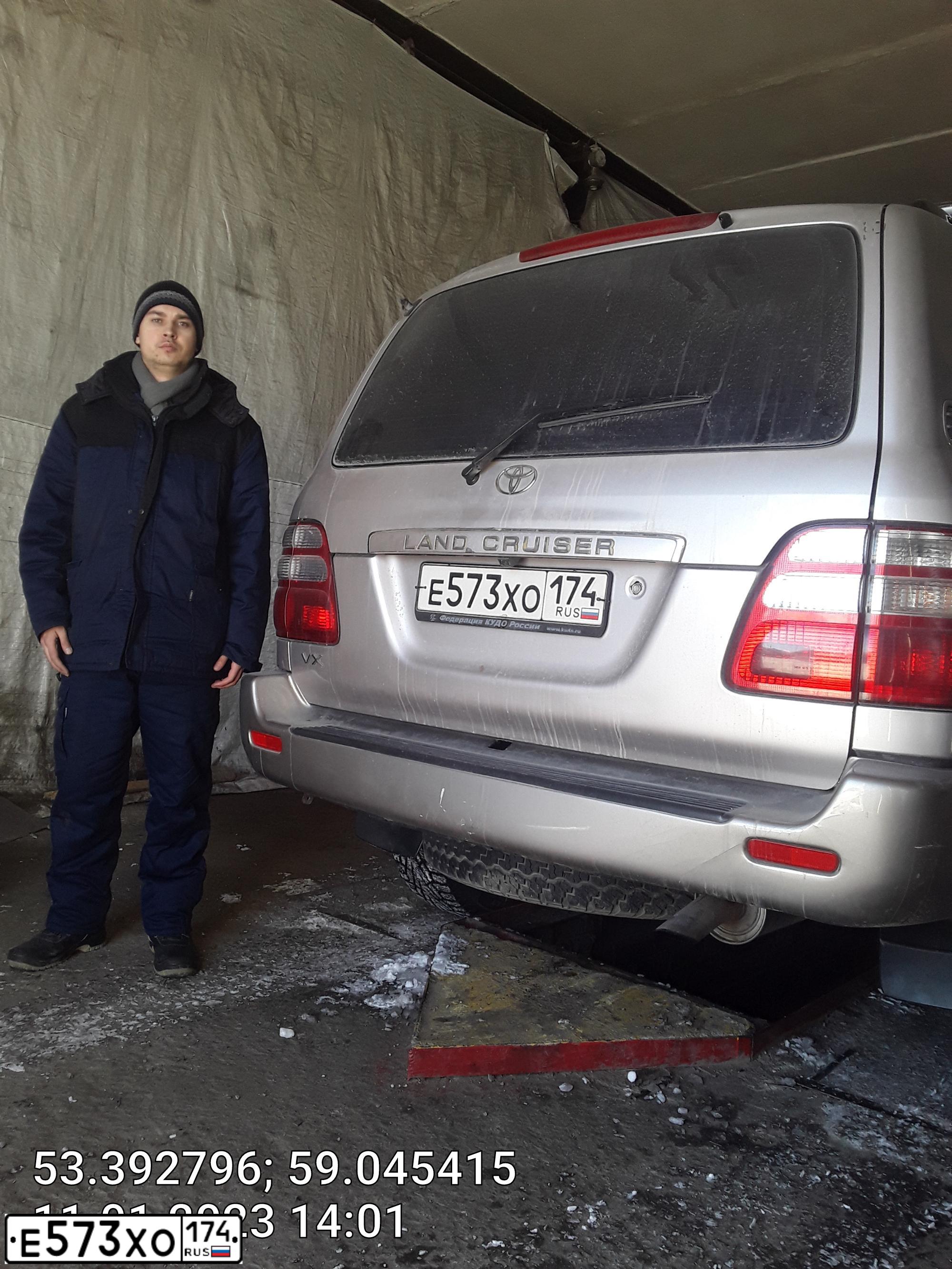 Фото автомобиля TOYOTA LANDCRUISER, 2004 — госномер Е573ХО174. Цвет: Серебристый