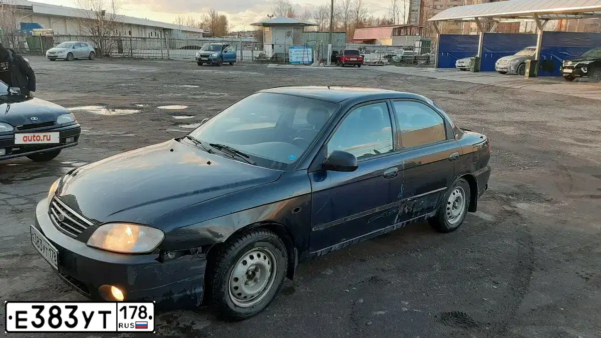 Фото автомобиля KIA SPECTRA, 2007 — госномер Е383УТ178. Цвет: ЧЕРНЫЙ ЖЕМЧУГ
