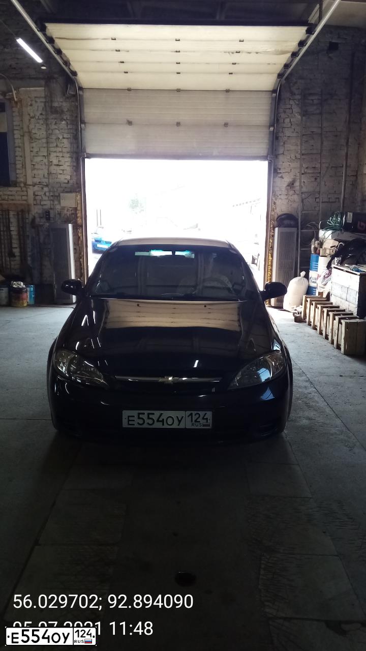 Фото автомобиля CHEVROLET LACETTI, 2010 — госномер Е554ОУ124. Цвет: ЧЕРНЫЙ
