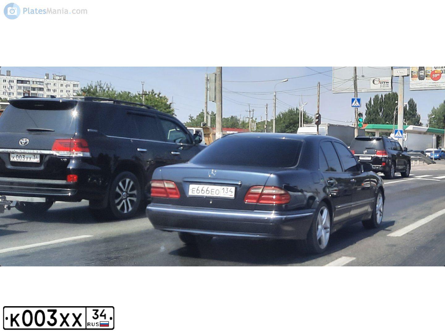Фото автомобиля TOYOTA LAND CRUISER, 2006 — госномер А423ЕС15. Цвет: ЧЕРНЫЙ