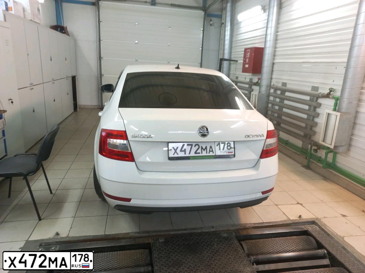Фото автомобиля SKODA OCTAVIA, 2017 — госномер Х472МА178. Цвет: Белый