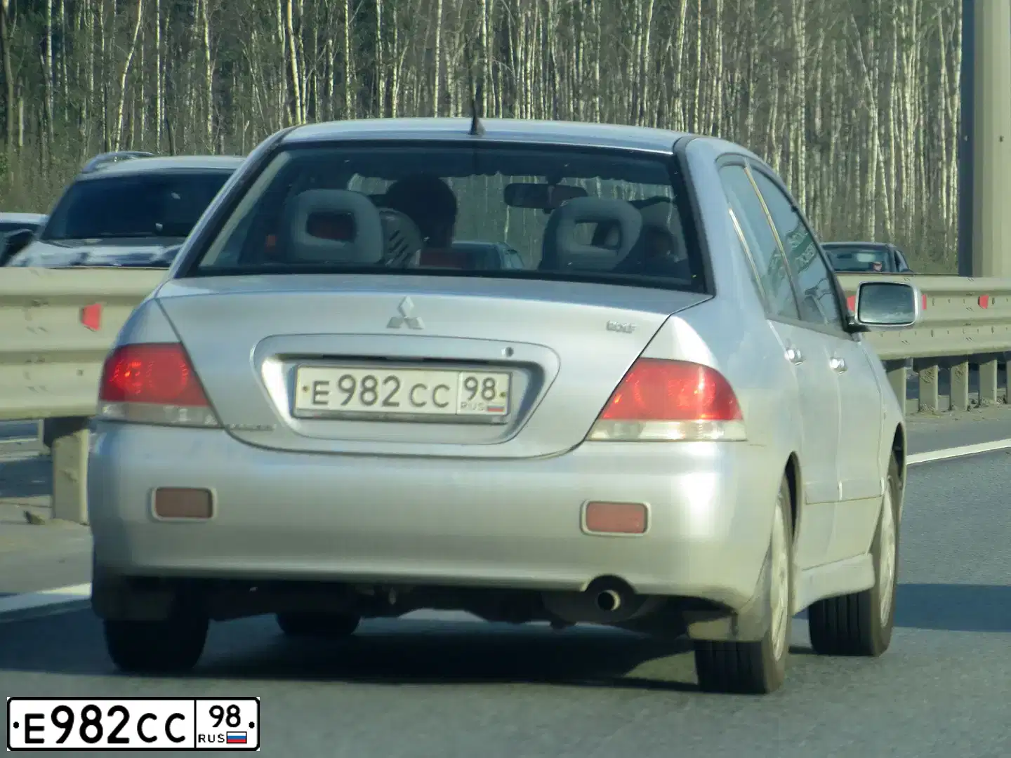 Фото автомобиля MITSUBISHI LANCER, 2005 — госномер Е982СС98. Цвет: СЕРЕБРИСТЫЙ