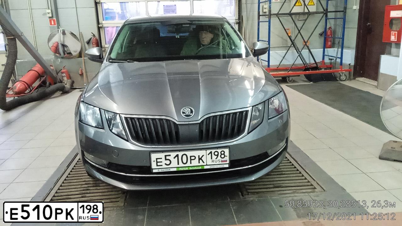 Фото автомобиля SKODA OCTAVIA, 2019 — госномер Е510РК198. Цвет: ТЕМНО-СЕРЫЙ