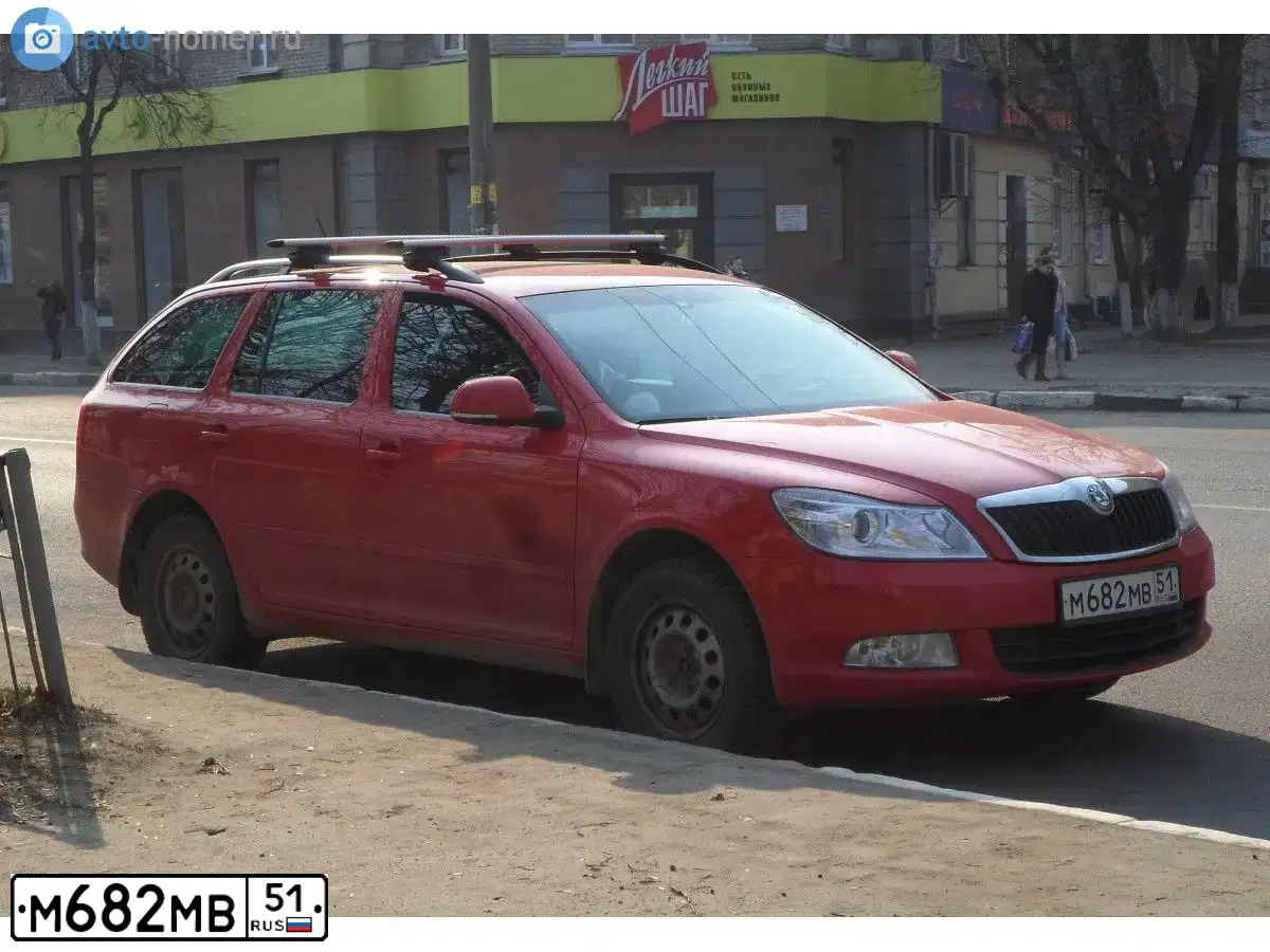 Фото автомобиля SKODA OCTAVIA, 2011 — госномер М562ОК10. Цвет: Красный