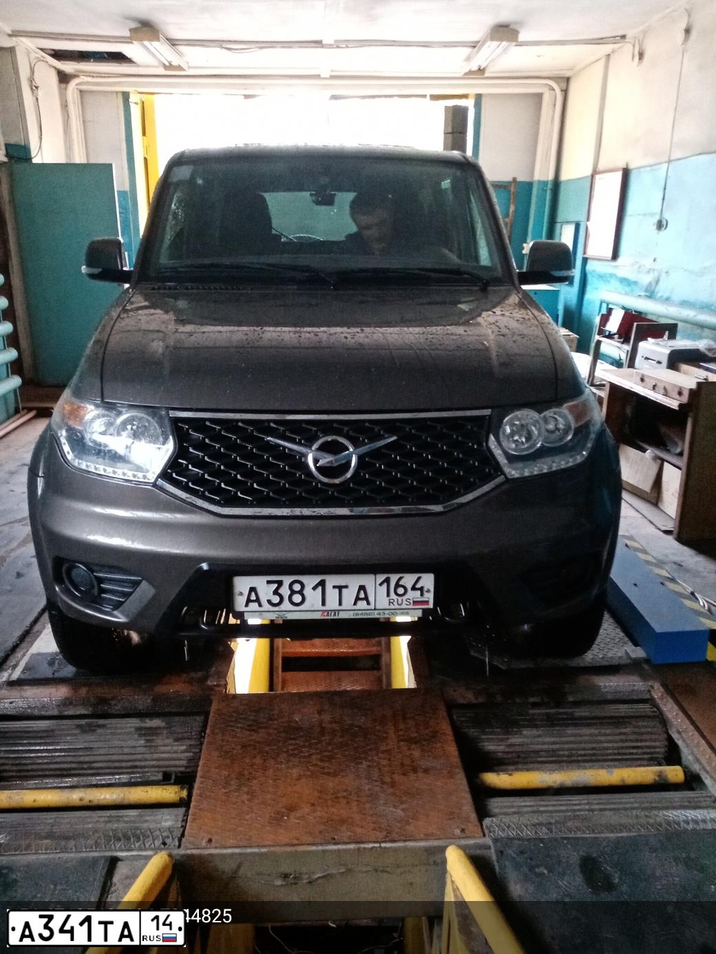 Фото автомобиля UAZ 3163 PATRIOT, 2017 — госномер А381ТА164. Цвет: Коричнево-Серый Металлик