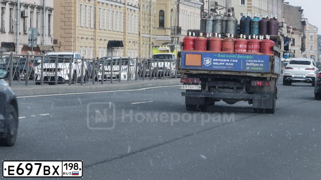 Фото автомобиля GAZ 3302 GAZEL, 2015 — госномер Е697ВХ198. Цвет: БЕЛЫЙ ЗЕЛЕНЫЙ