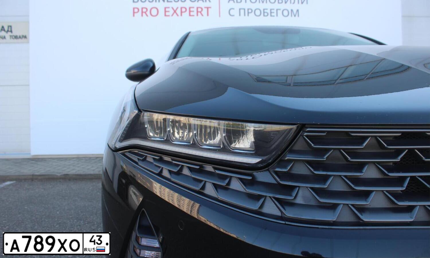 Фото автомобиля KIA K5, 2021 — госномер М506ЕО323. Цвет: ЧЕРНЫЙ