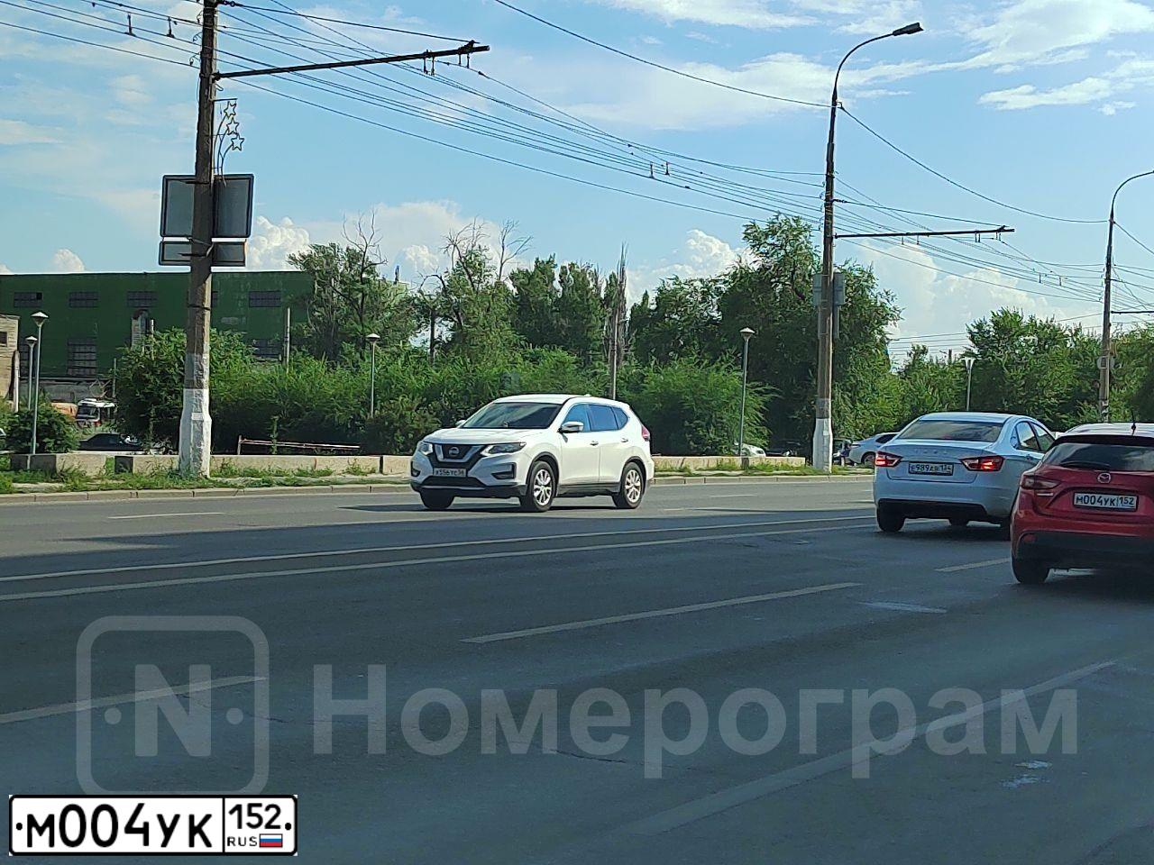 Фото автомобиля MAZDA 3, 2013 — госномер М004УК152. Цвет: КРАСНЫЙ