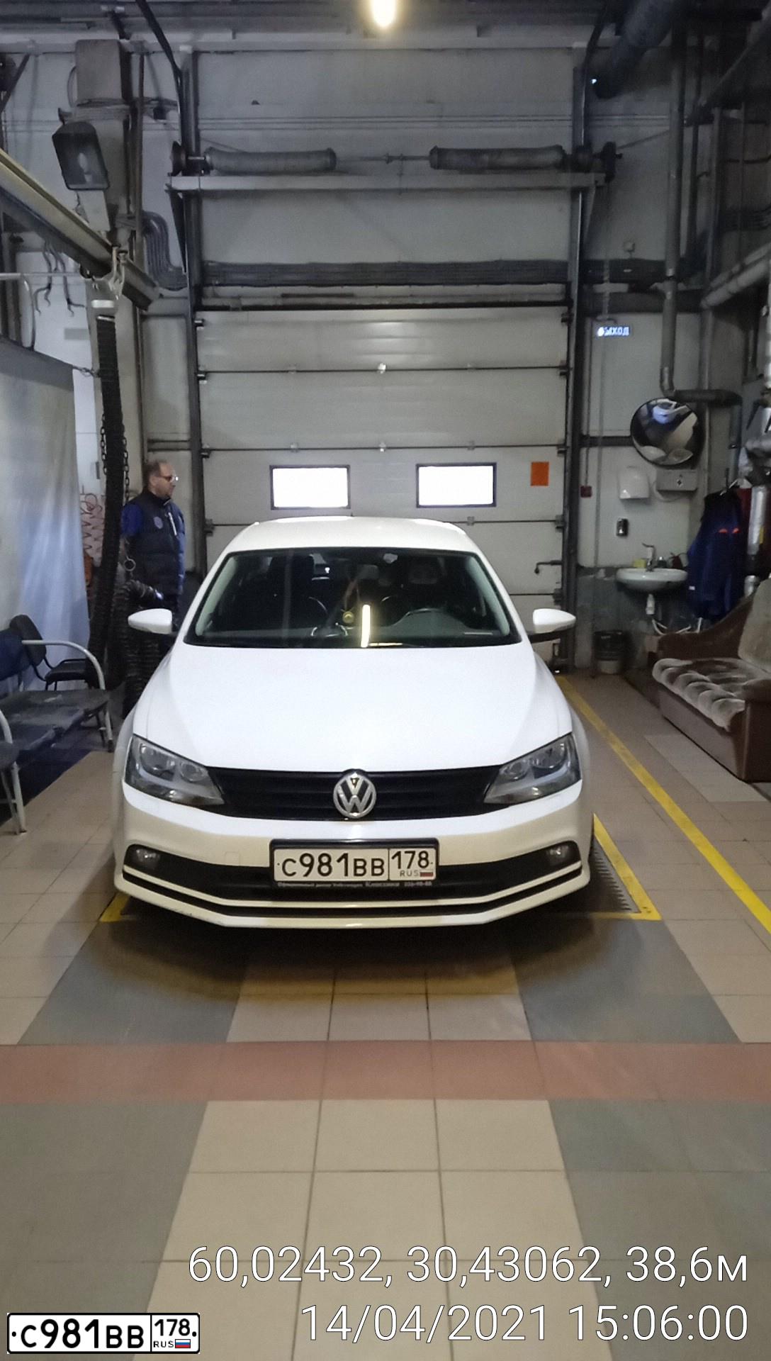 Фото автомобиля ФОЛЬКСВАГЕН JЕТТА, 2015 — госномер С981ВВ178. Цвет: БЕЛЫЙ
