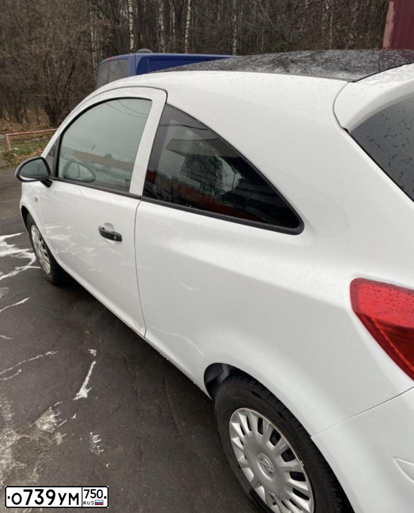 Фото автомобиля OPEL CORSA, 2013 — госномер О739УМ750. Цвет: Белый