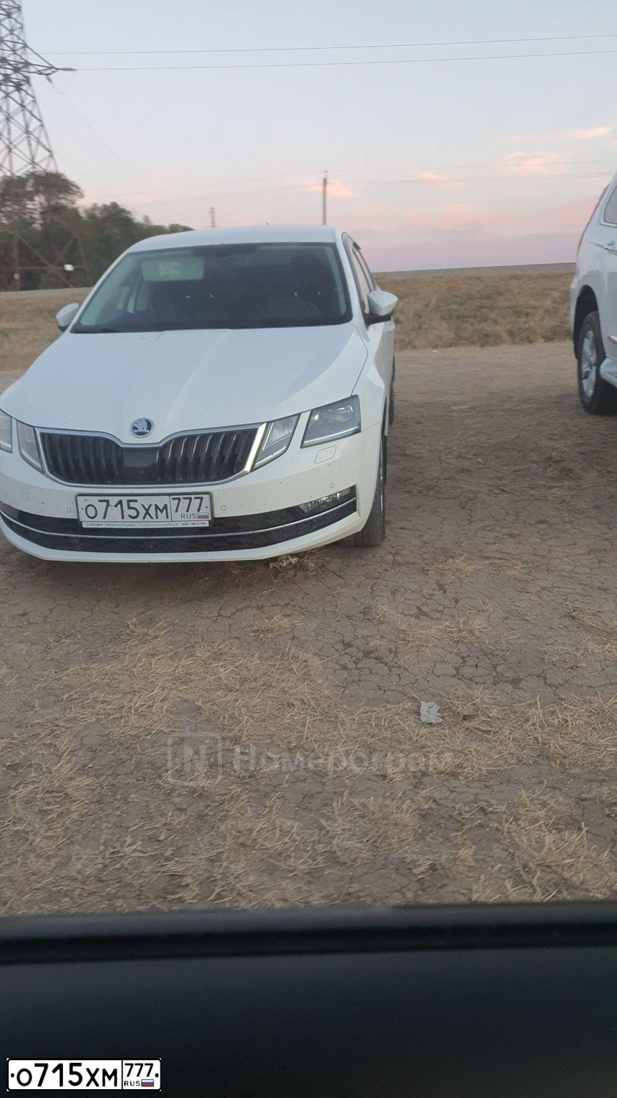 Фото автомобиля SKODA OCTAVIA, 2017 — госномер О715ХМ777. Цвет: БЕЛЫЙ