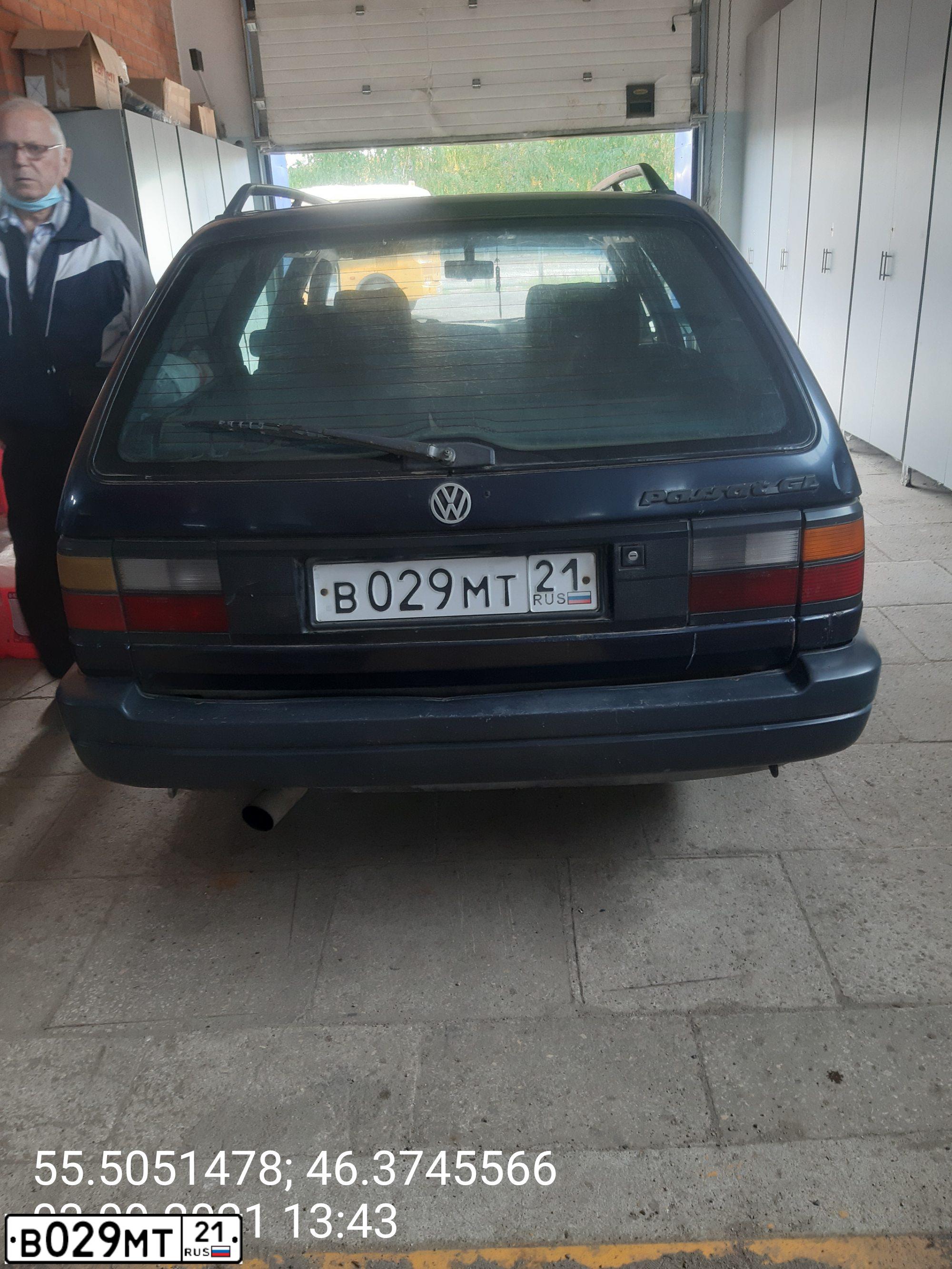 Фото автомобиля VOLKSWAGEN PASSAT, 1992 — госномер В029МТ21. Цвет: ТЕМНО-СИНИЙ