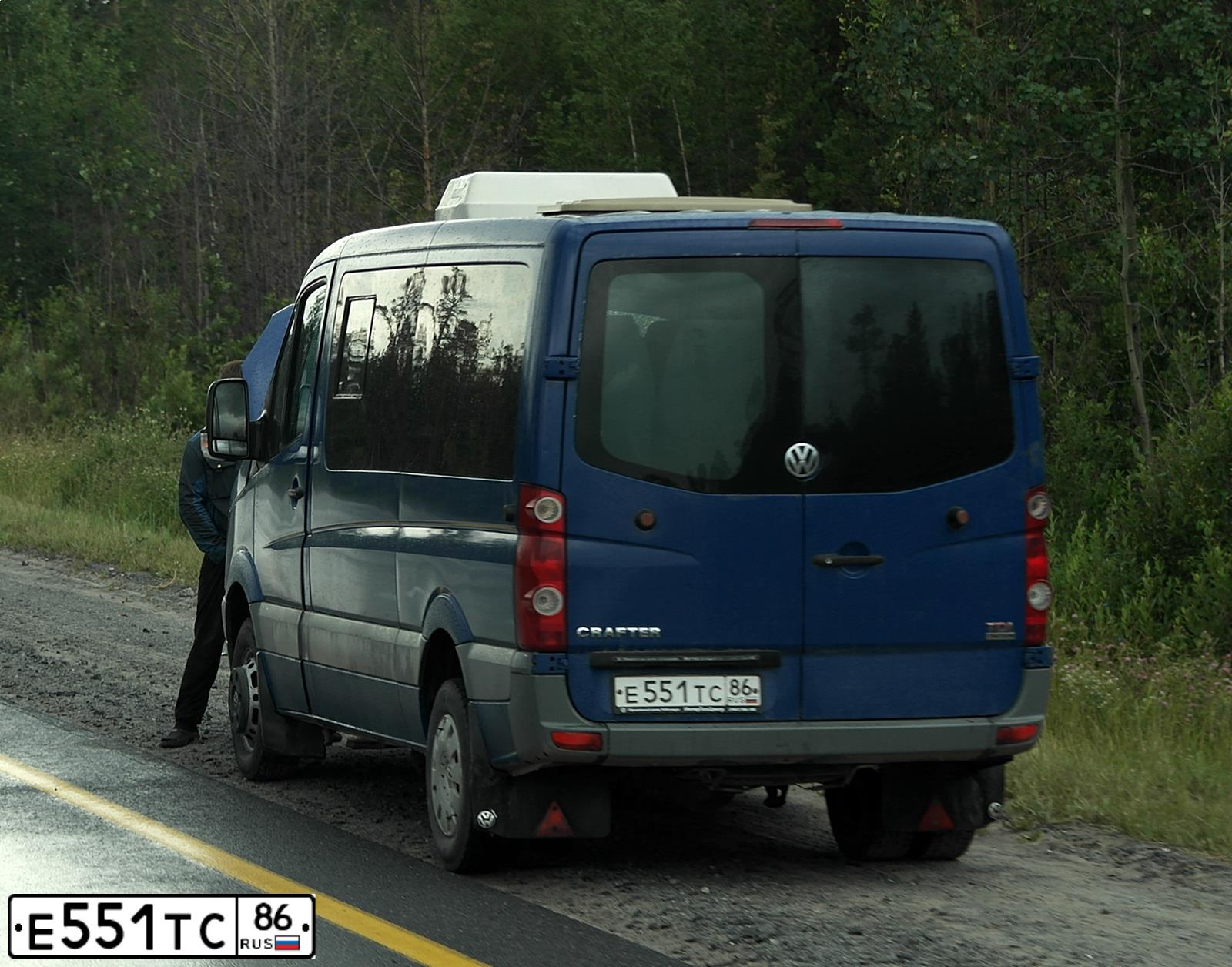 Фото автомобиля VOLKSWAGEN CRAFTER, 2008 — госномер Е551ТС86. Цвет: ТЕМНО-СИНИЙ