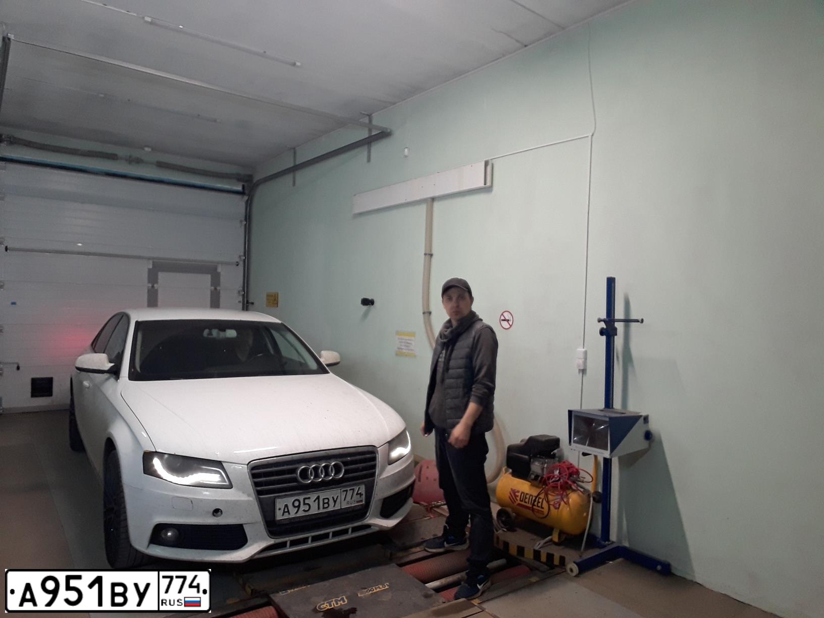 Фото автомобиля AUDI A4, 2010 — госномер А951ВУ774. Цвет: Белый