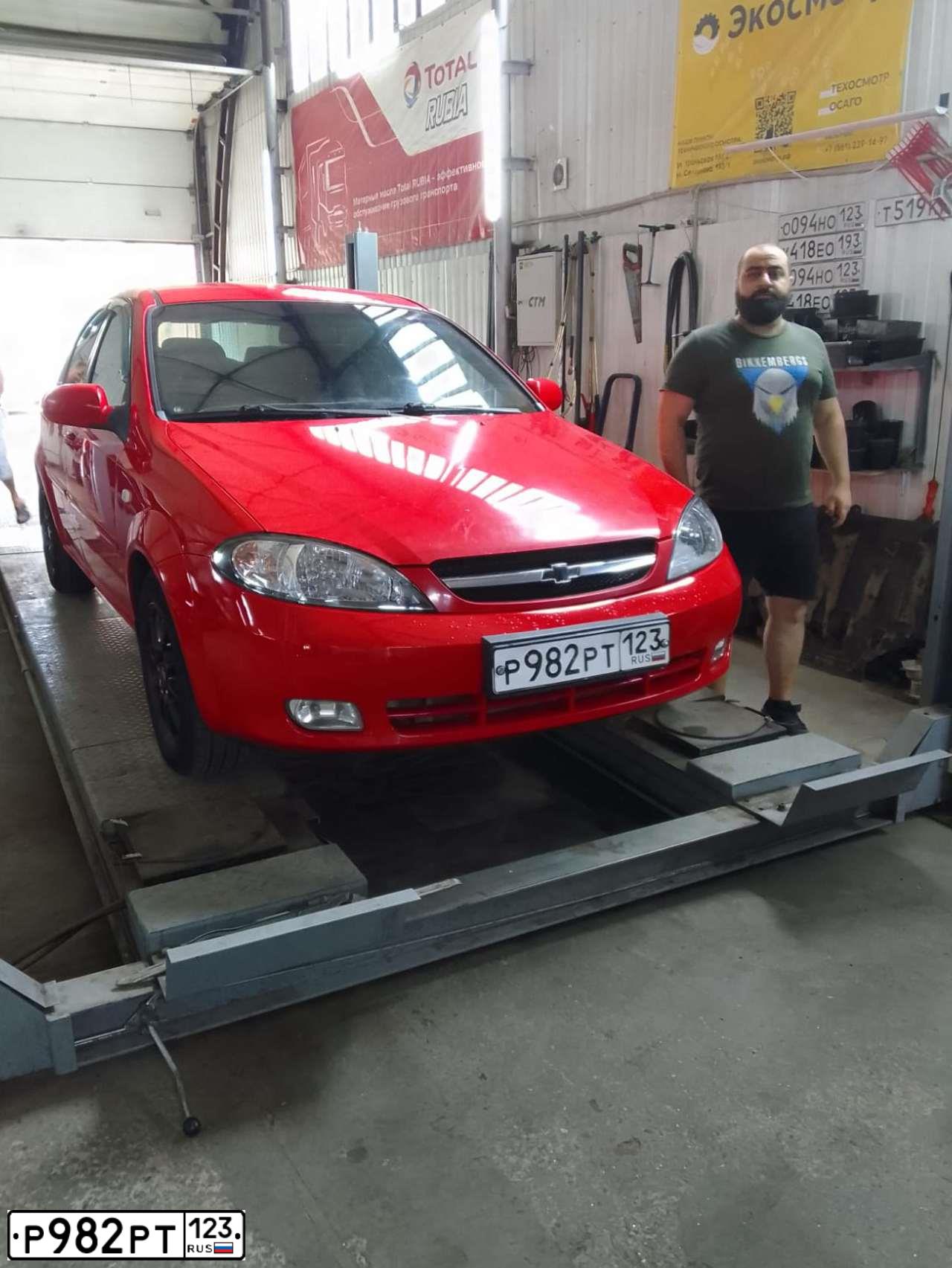 Фото автомобиля CHEVROLET LACETTI, 2007 — госномер Р982РТ123. Цвет: Красный
