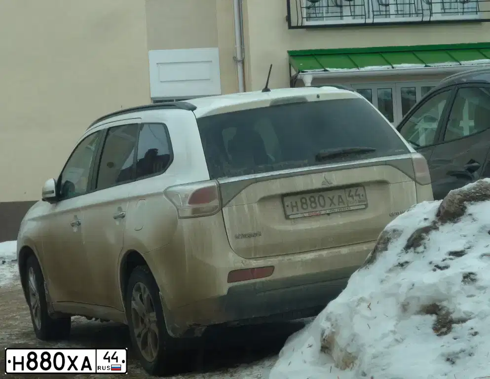 Фото автомобиля MITSUBISHI OUTLANDER, 2012 — госномер А895ОК37. Цвет: БЕЛЫЙ