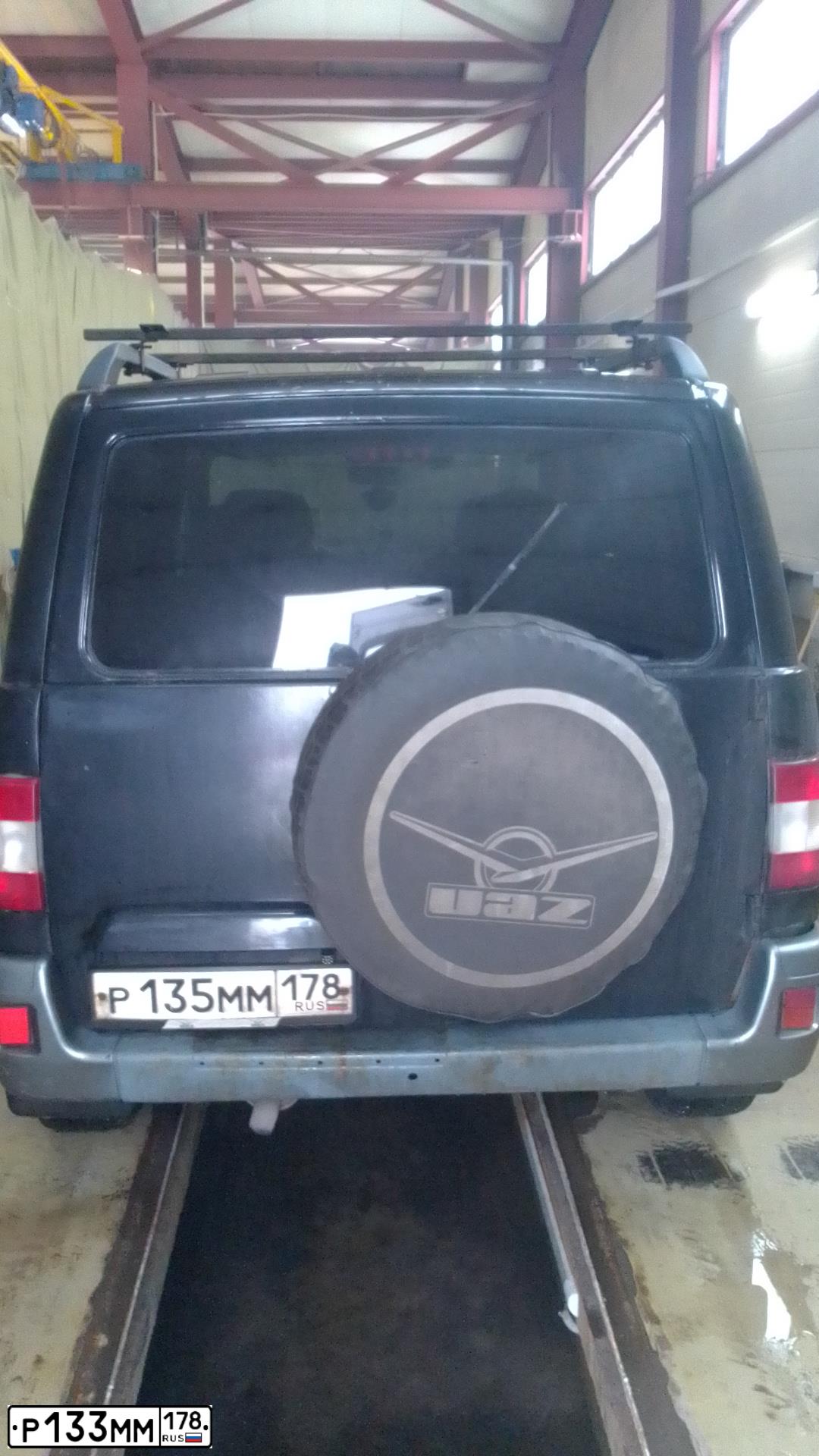 Фото автомобиля UAZ Z 3163 PATRIOT, 2007 — госномер Р135ММ178. Цвет: ЧЕРНЫЙ МЕТАЛЛИК