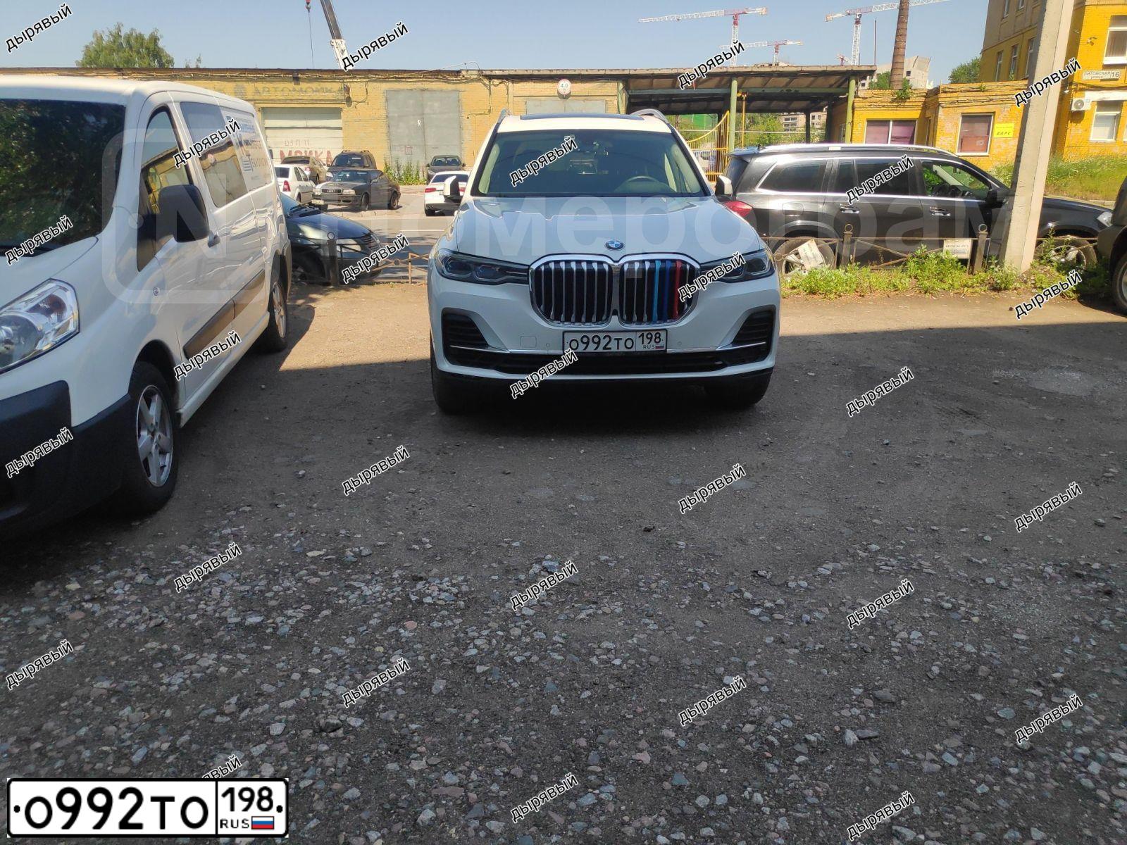 Фото автомобиля BMW X7, 2020 — госномер О992ТО198. Цвет: Белый