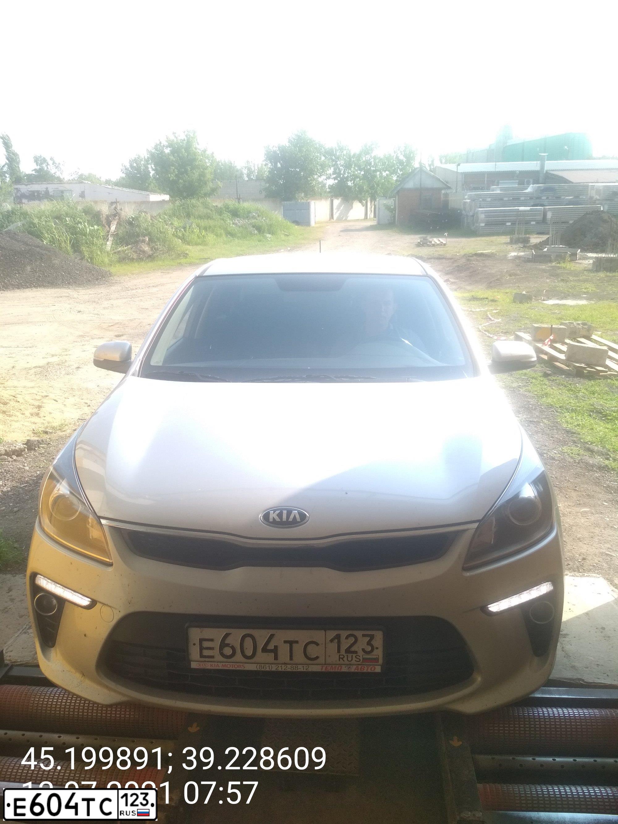 Фото автомобиля KIA RIO, 2017 — госномер Е604ТС123. Цвет: СЕРЕБРИСТЫЙ