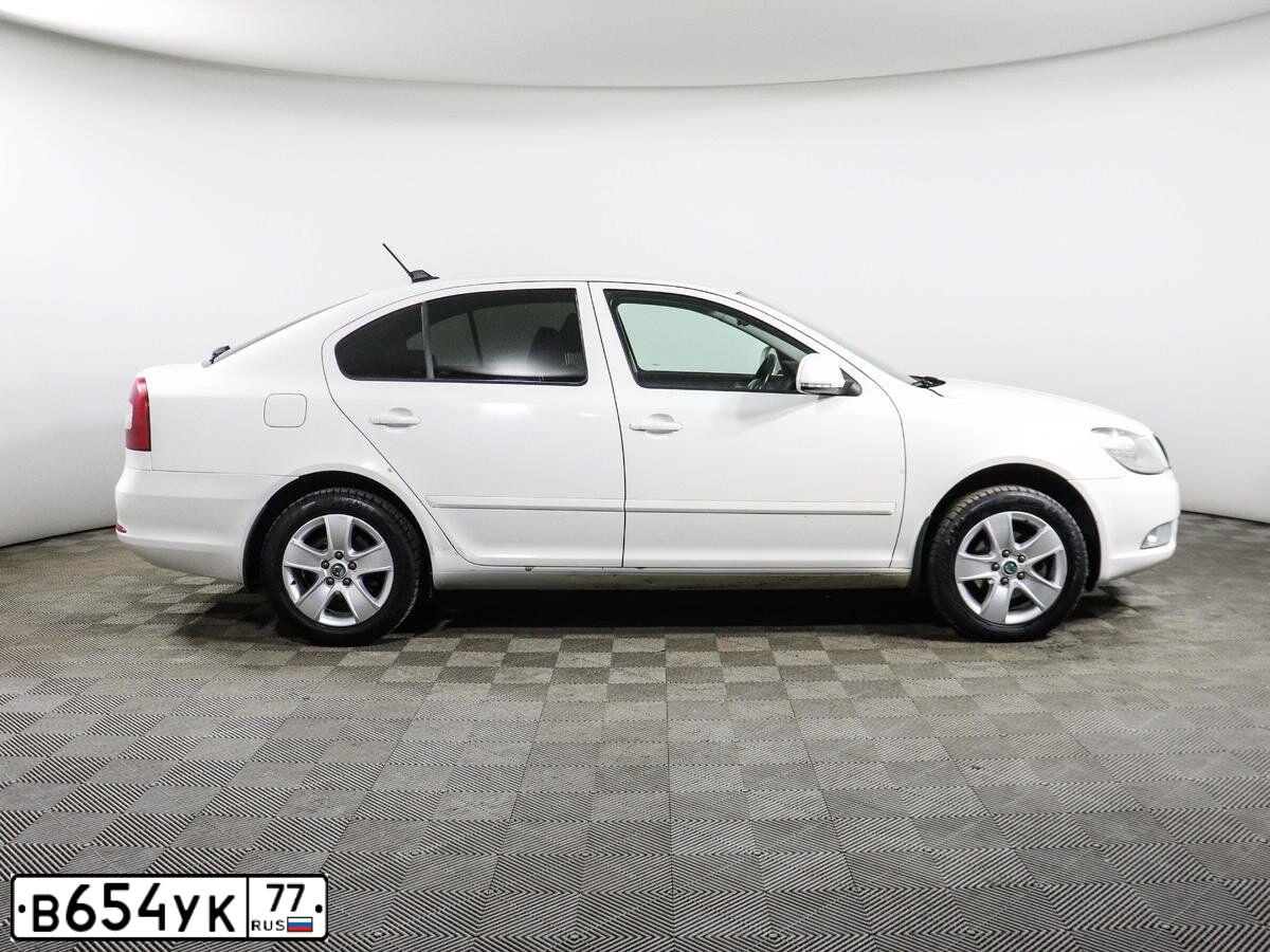 Фото автомобиля SKODA OCTAVIA, 2012 — госномер В654УК77. Цвет: Белый