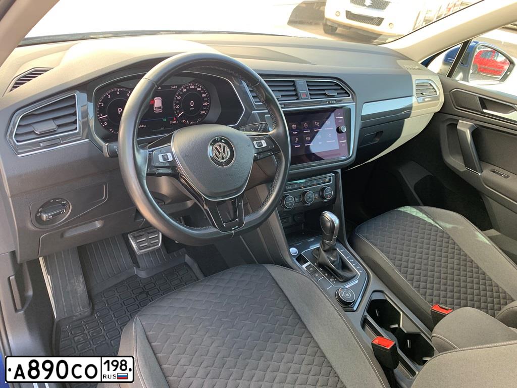 Фото автомобиля VOLKSWAGEN TIGUAN, 2018 — госномер А890СО198. Цвет: ЯРКО-СИНИЙ