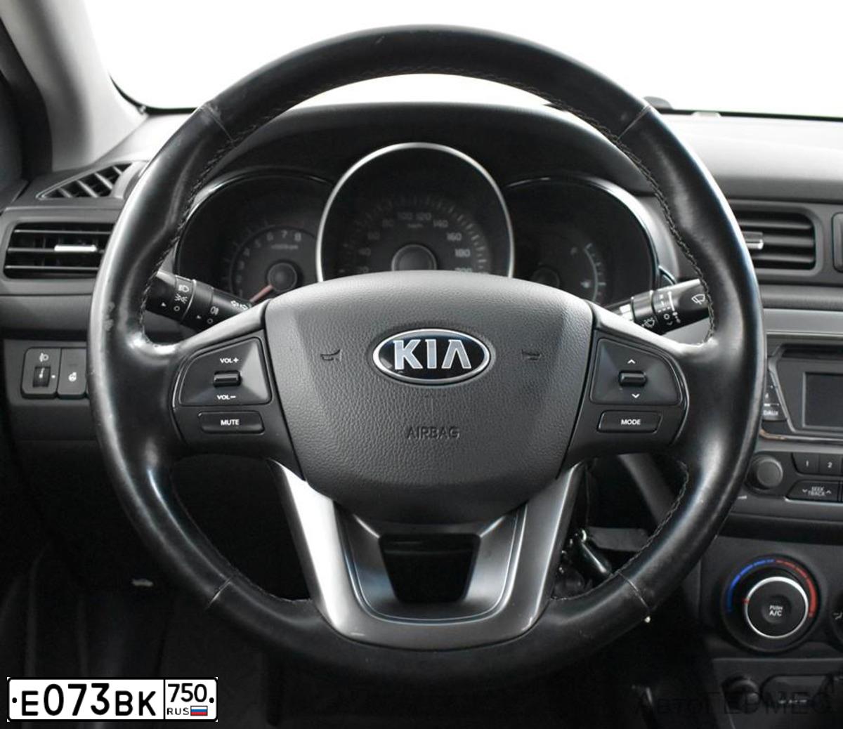 Фото автомобиля KIA RIO, 2015 — госномер Е073ВК750. Цвет: Серебристый