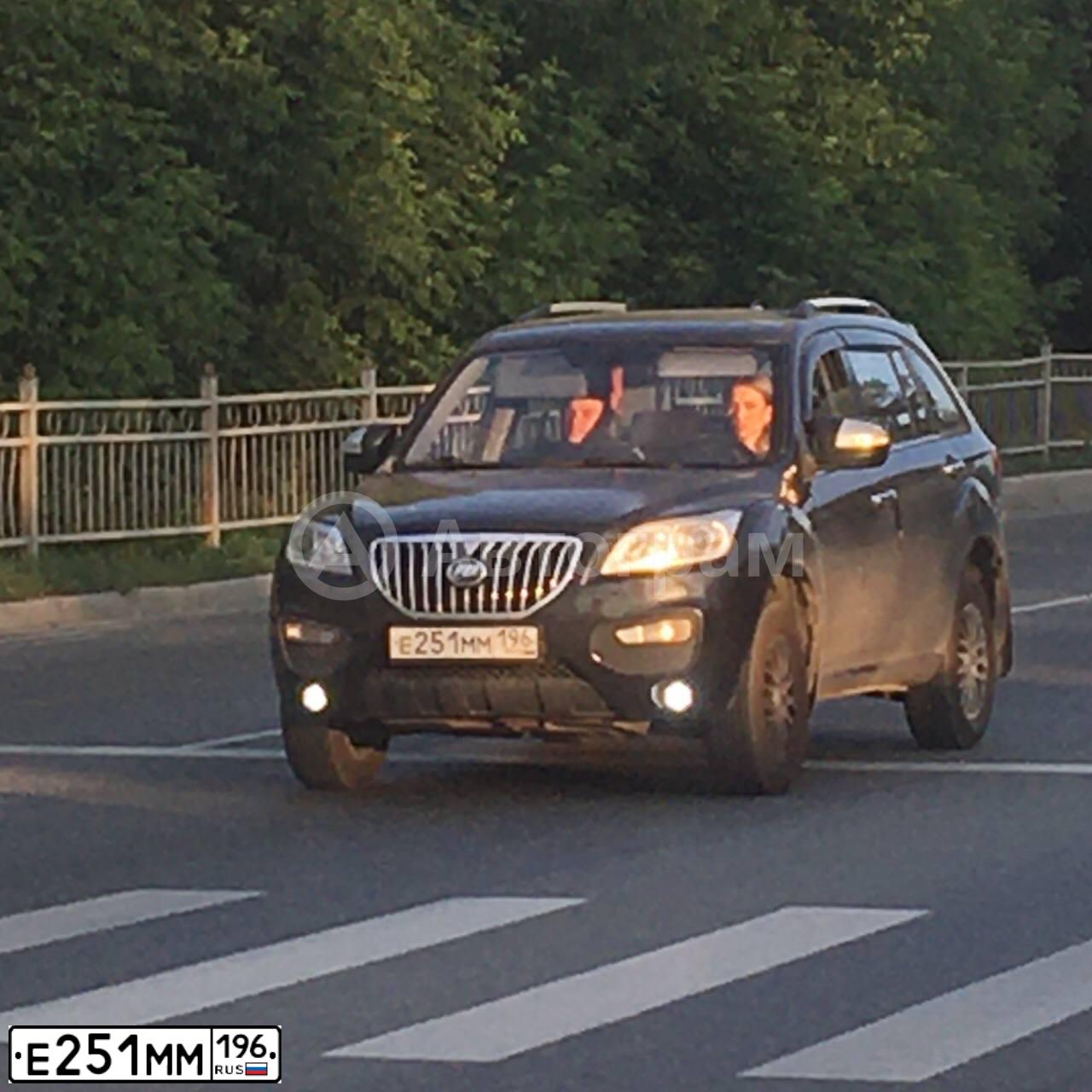 Фото автомобиля LIFAN X 60, 2016 — госномер Е251ММ196. Цвет: ЧЕРНЫЙ