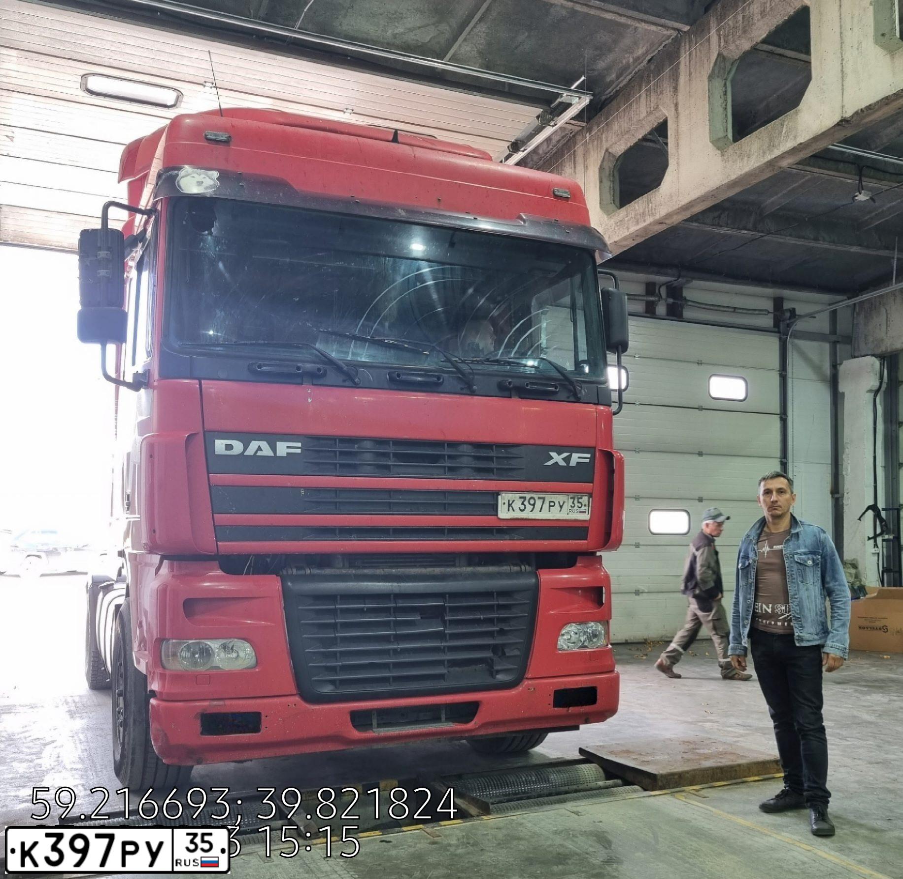 Фото автомобиля DAF XF 95 FT /4X2/, 2005 — госномер К397РУ35. Цвет: Красный