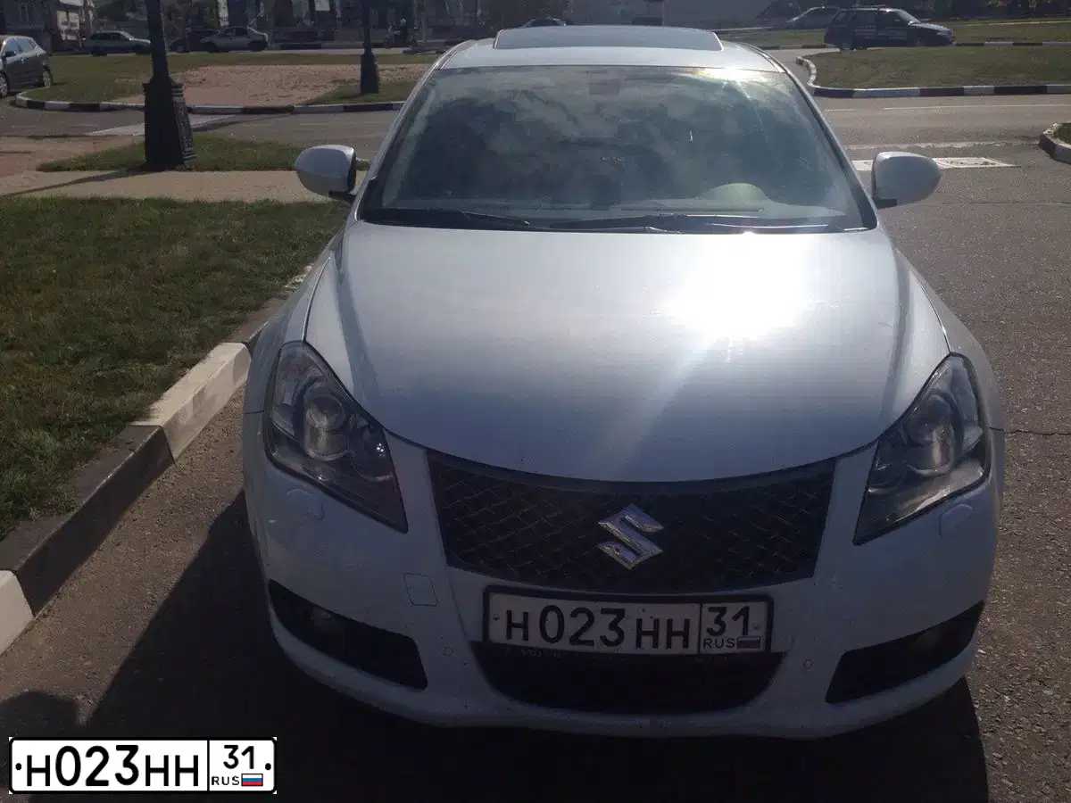 Фото автомобиля SUZUKI KIZASHI, 2011 — госномер Н023НН31. Цвет: Белый