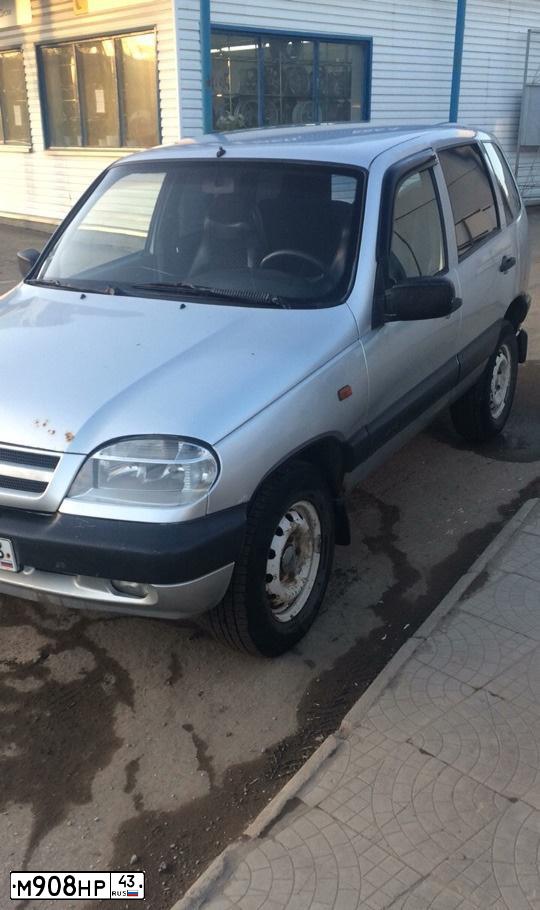 Фото автомобиля CHEVROLET NIVA, 2003 — госномер М263КК43. Цвет: Светло-серебристый металик