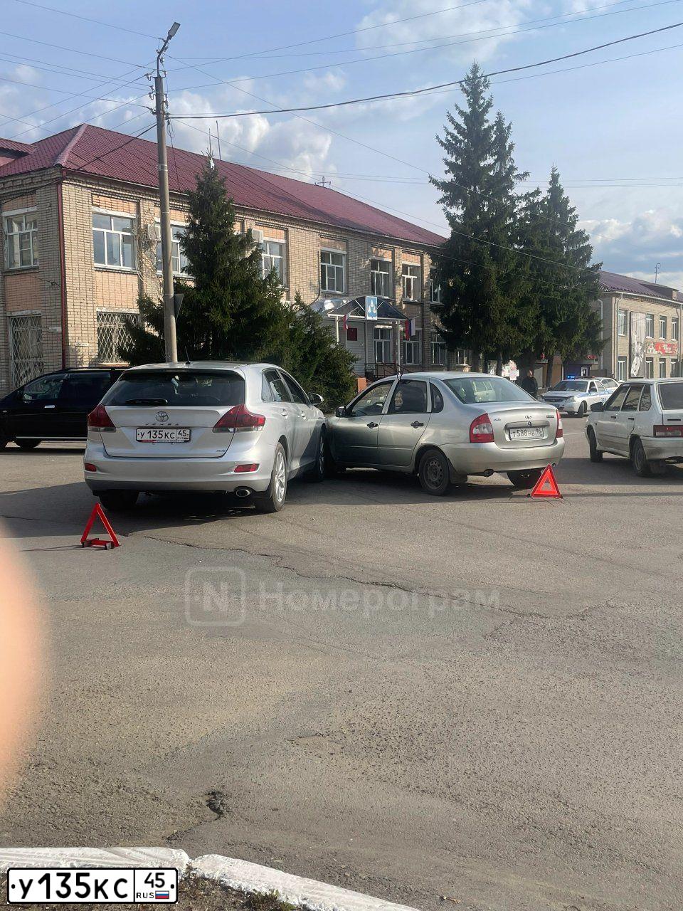 Фото автомобиля TOYOTA VENZA, 2013 — госномер У135КС45. Цвет: СЕРЕБРИСТЫЙ