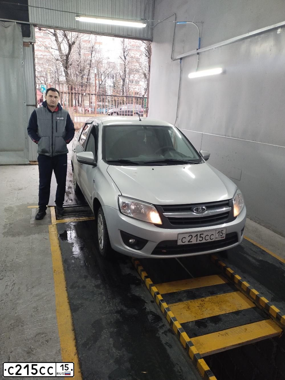 Фото автомобиля LADA 2191 GRANTA, 2014 — госномер С215СС15. Цвет: СЕРЕБРИСТЫЙ