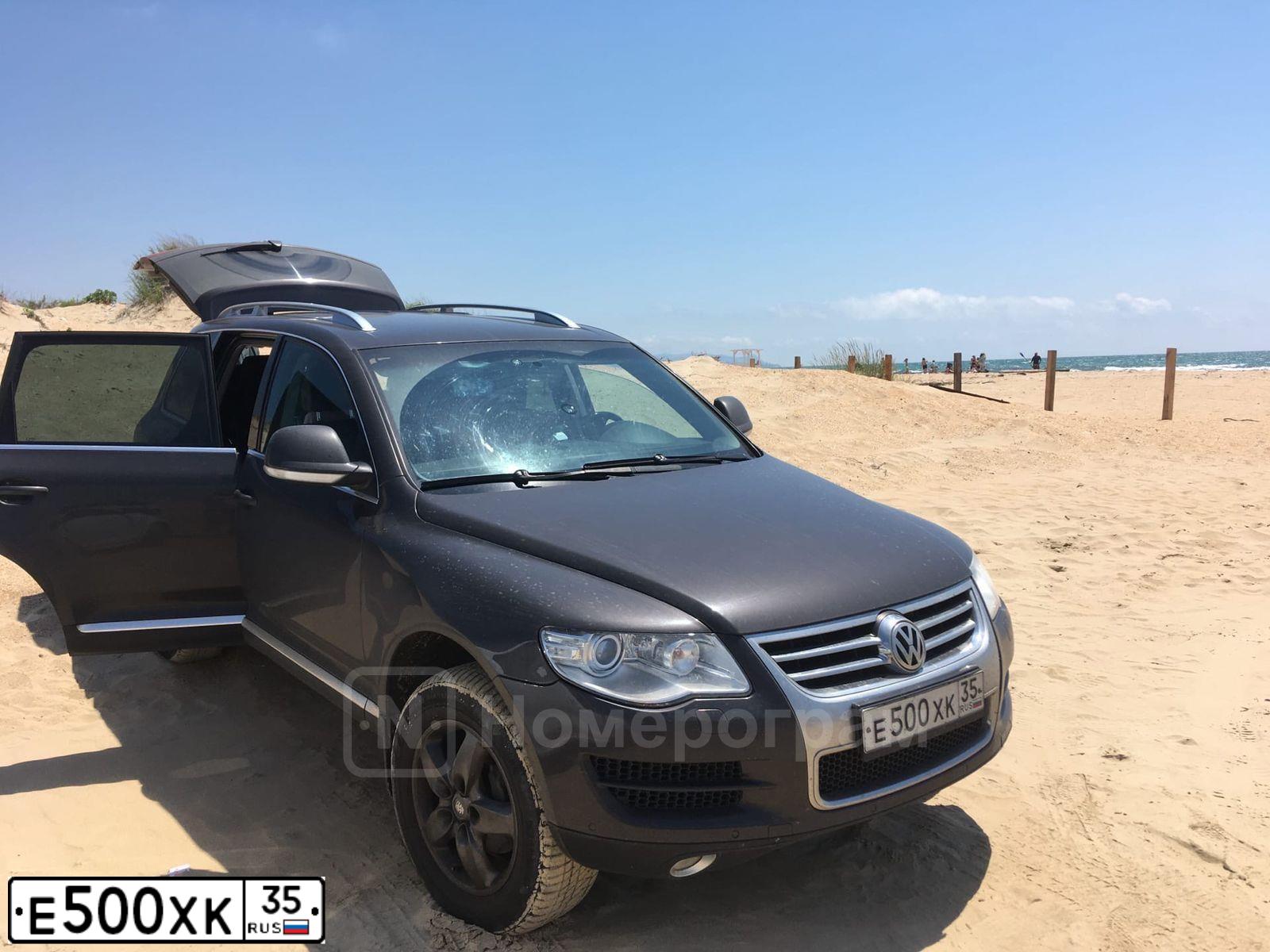 Фото автомобиля VOLKSWAGEN TOUAREG, 2007 — госномер Е500ХК35. Цвет: ЧЕРНО-СЕРЫЙ