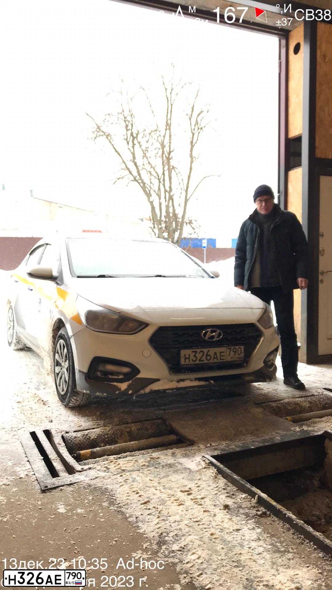 Фото автомобиля HYUNDAI SOLARIS, 2020 — госномер Н326АЕ790. Цвет: БЕЛЫЙ-ЖЕЛТЫЙ-СЕРЫЙ