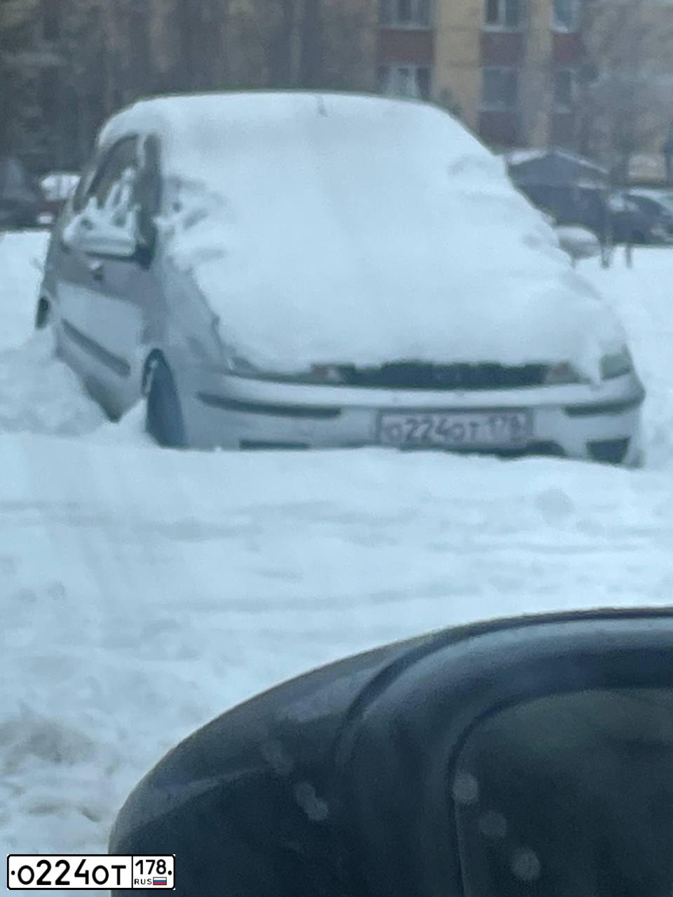 Фото автомобиля FORD FOCUS, 2003 — госномер О224ОТ178. Цвет: СЕРЕБРИСТЫЙ