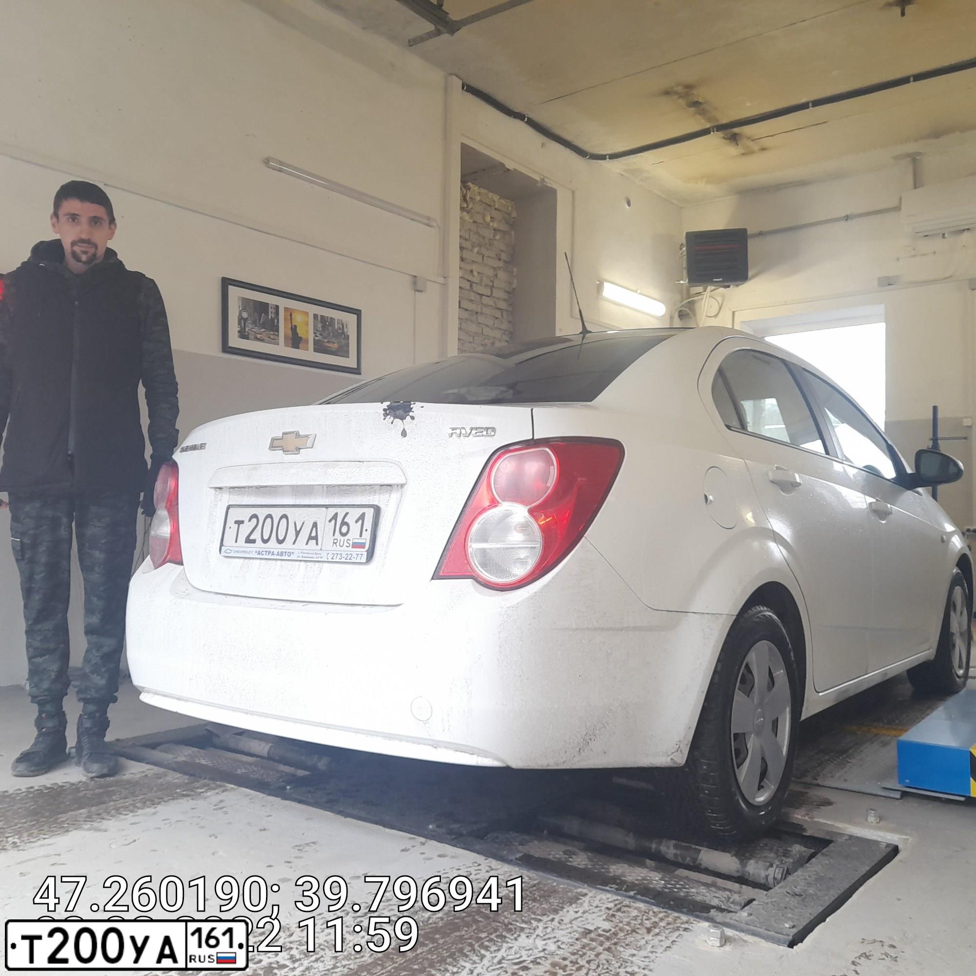 Фото автомобиля CHEVROLET AVEO, 2014 — госномер А061ЕХ761. Цвет: Белый